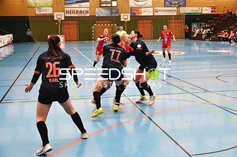 Verteidigung der Spielerin mit Nummer 26 von Mainz 05