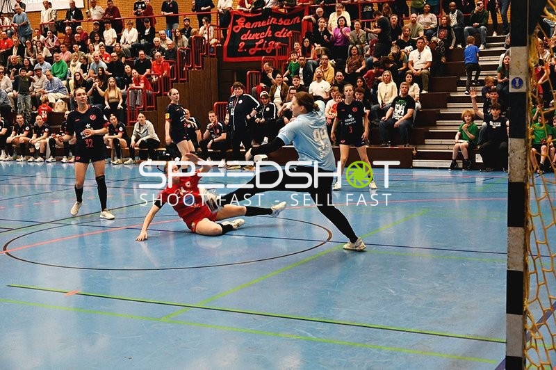 Dynamischer Torwurf im Handballspiel