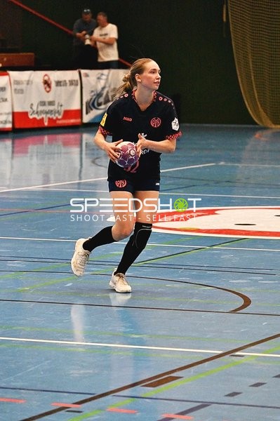 Mainz 05 Spielerin läuft mit Ball