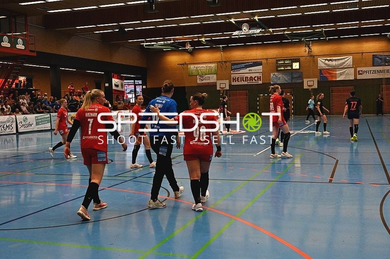 Spielerinnen der Kurpfalz Bären auf dem Feld