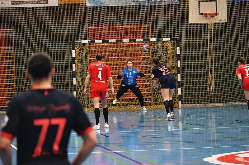 Dynamischer Wurf im Handballspiel