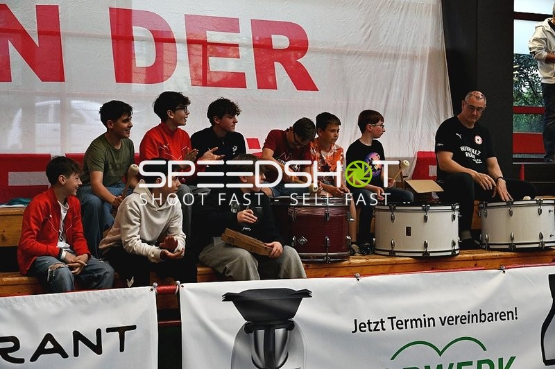 Fans trommeln vor dem Spiel