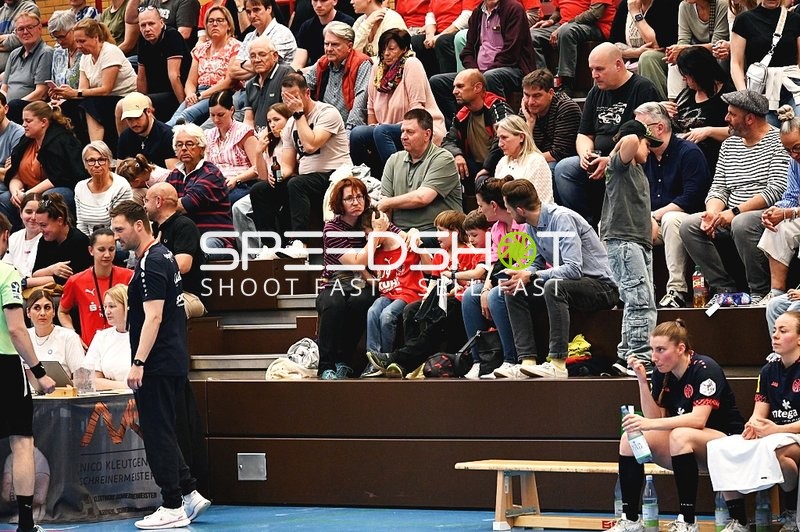 Zuschauer verfolgen das Handballspiel