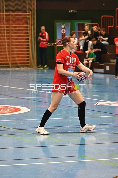 Kurpfalz Bären Spielerin wirft den Ball