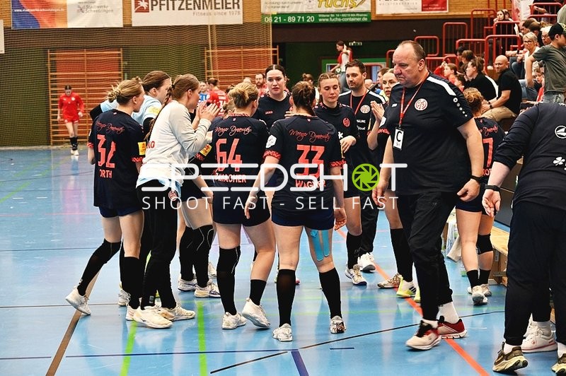 Team Mainz 05 in Besprechung während der 2. Halbzeit