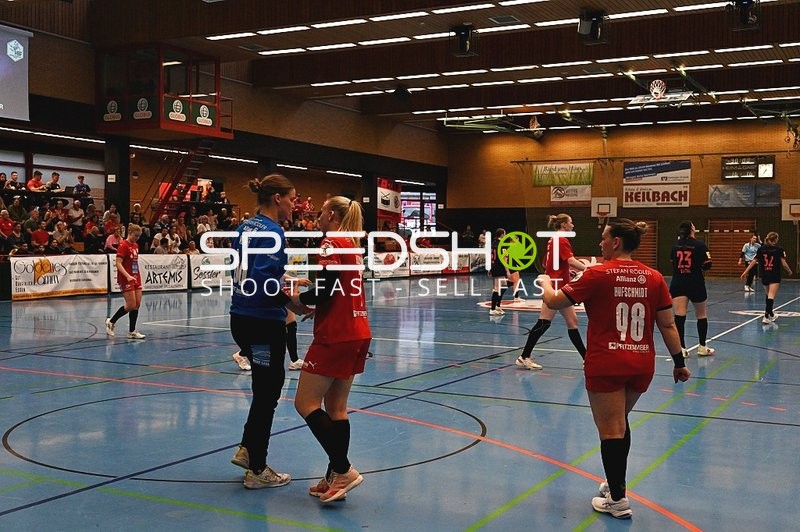 Spielerinnen im Gespräch während des Handballspiels