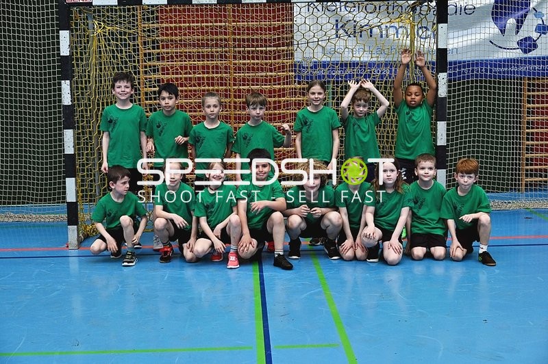 Kinder posieren in Handballhalle