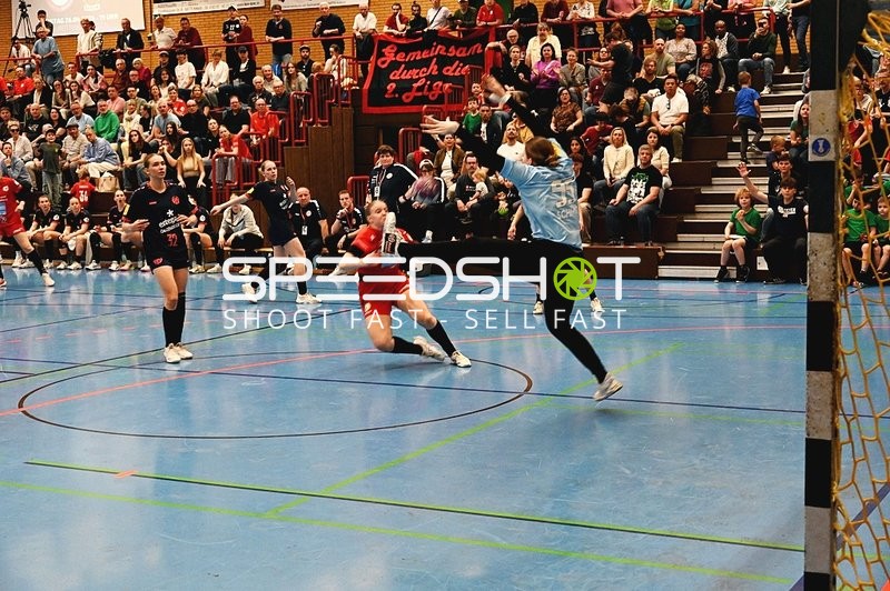 Spannender Wurfversuch im Handballspiel
