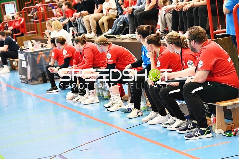 Spieler der Kurpfalz Bären warten auf ihren Einsatz