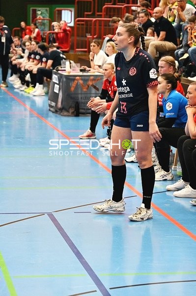 Mainz 05 Spielerin am Spielfeldrand