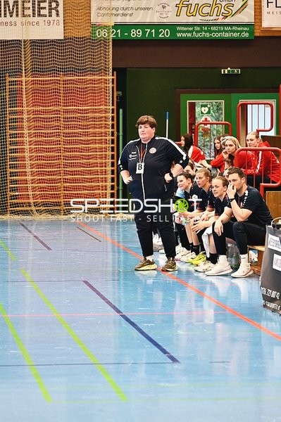 Trainer gibt Anweisungen während des Spiels