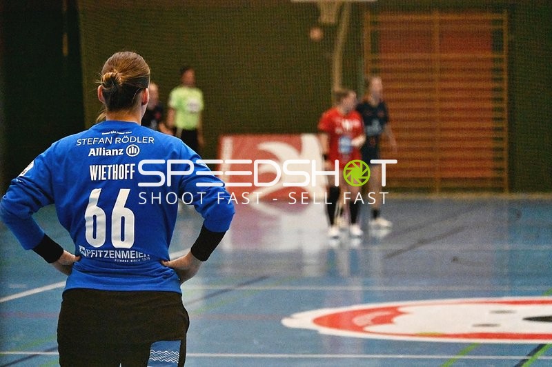 Torhüterin im blauen Trikot beobachtet Spielfeld