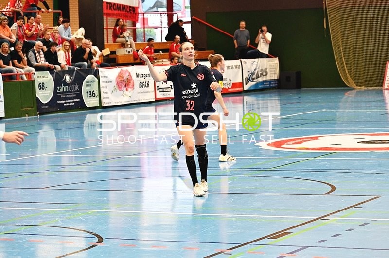 Spielerin von Mainz 05 mit Nummer 32 jubelt in Ketsch