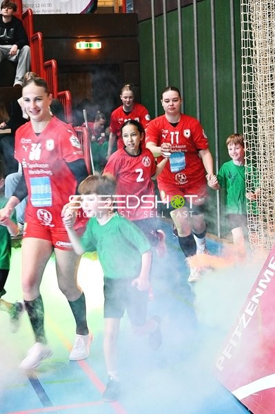 Spielerinnen von Kurpfalz Bären laufen mit Kindern ein