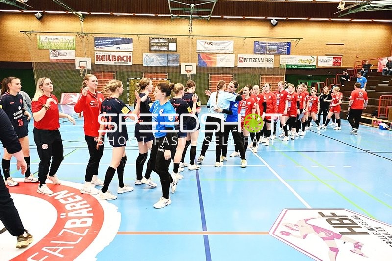 Spielerinnen im Handshake nach dem Spiel
