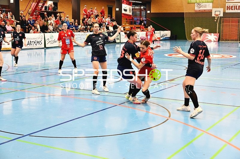 Blockaktion im Handballspiel zwischen Kurpfalz Bären und Mainz 05