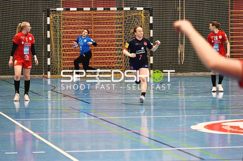 Aktionsreicher Lauf im Handballspiel