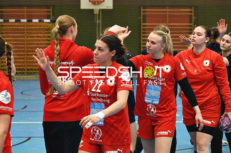 Spielerin Nummer 22 im Abklatsch mit Team