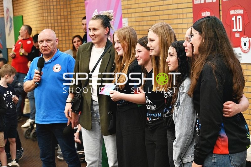 Vor dem Spiel: Gruppenfoto mit Fans