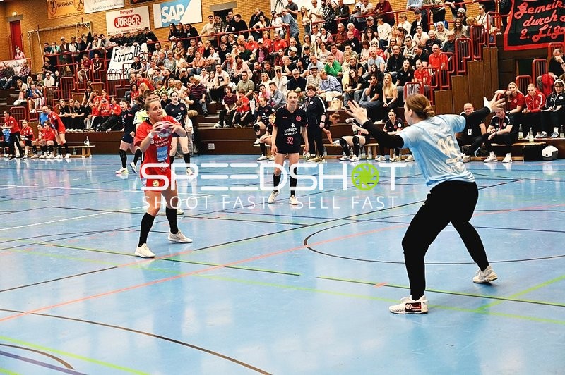 Spieler der Kurpfalz Bären wirft auf Tor