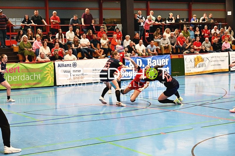Intensiver Zweikampf im Handballspiel