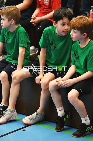 Kinder in grünen Trikots bei Sportevent