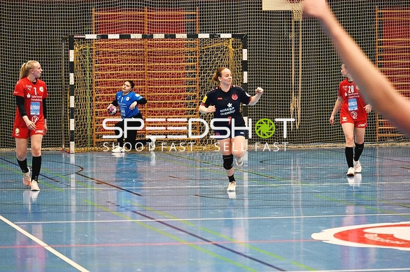 Spielerin von Mainz 05 (Nummer 7) in Aktion