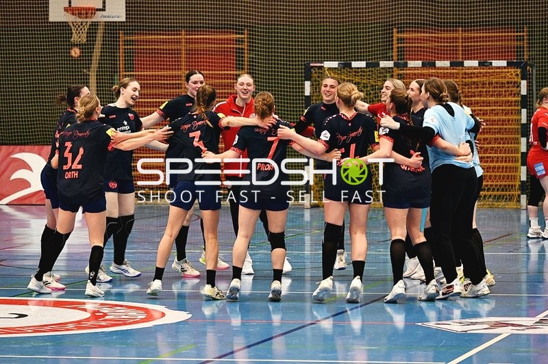 Freudiger Huddle der Kurpfalz Bären