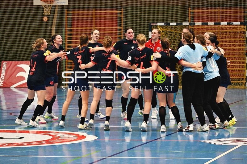 Spielerinnen beider Teams jubeln im Kreis