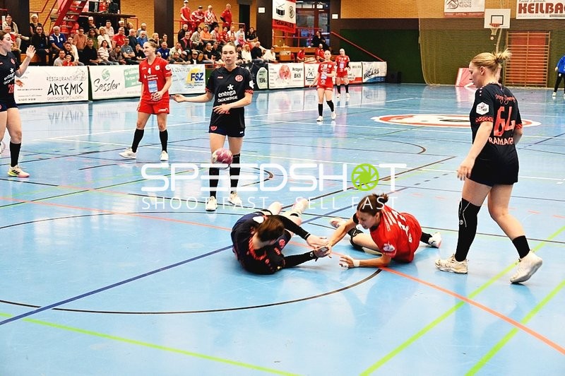 Intensiver Zweikampf in der Handball-Partie