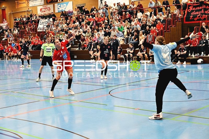 Handballwurf in der 1. Halbzeit zwischen Kurpfalz Bären und Mainz 05