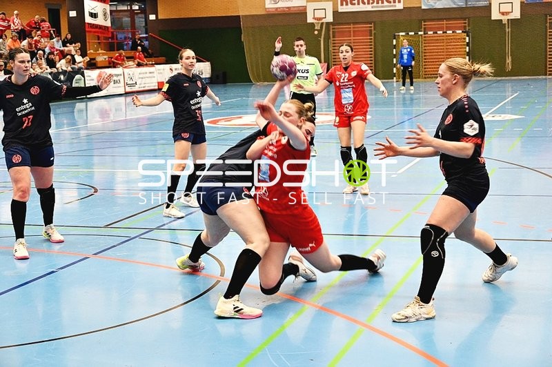 Zweikampf beim Handballspiel zwischen Kurpfalz Bären und Mainz 05