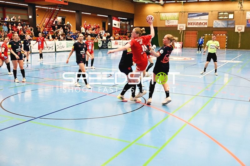 Dynamischer Zweikampf im Handballspiel