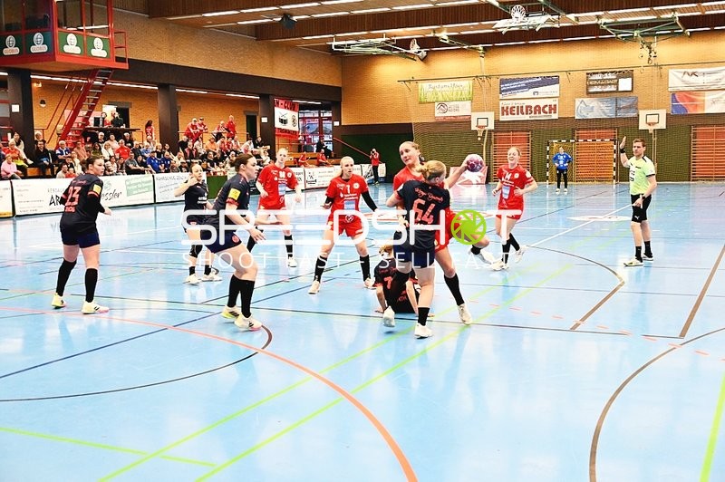 Intensive Spielszene zwischen Kurpfalz Bären und Mainz 05