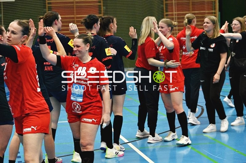 Spieler geben sich die Hand