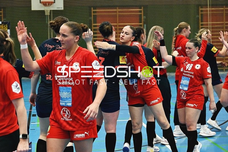 Spielerinnen im Handshake nach dem Spiel