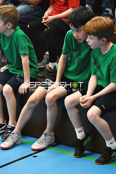 Kinder beobachten das Spielgeschehen