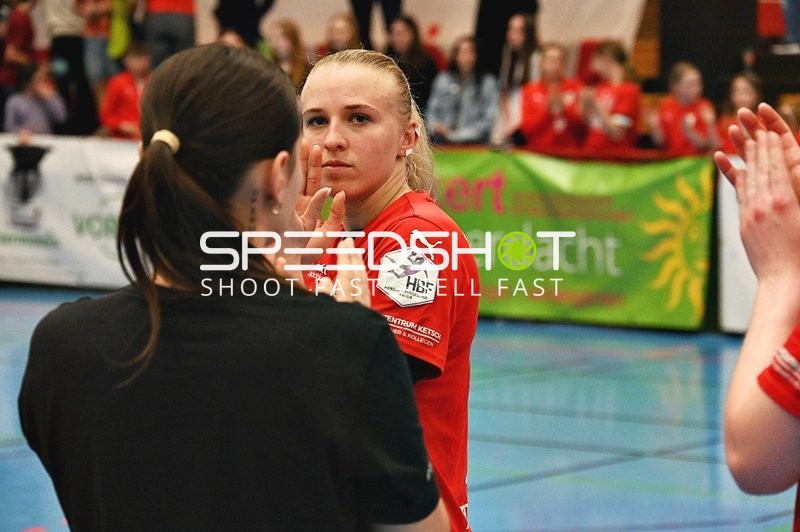 Spielerin der Kurpfalz Bären applaudiert