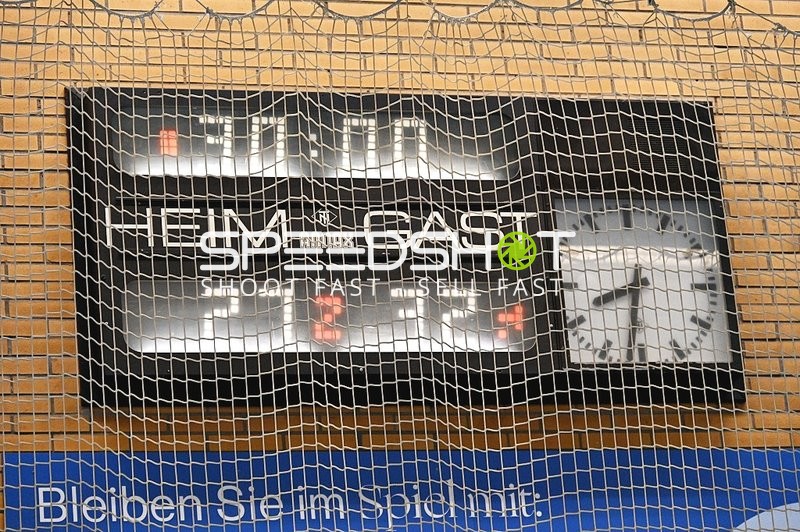 Anzeigetafel zeigt Punktestand im Handballspiel