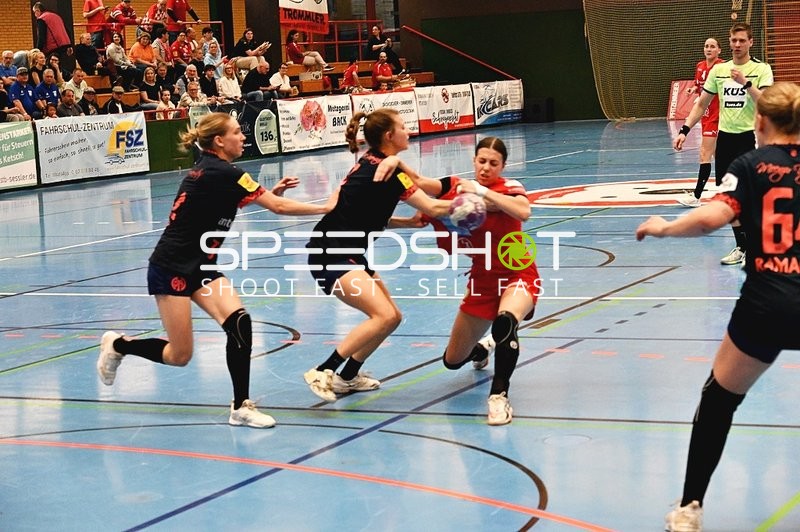 Kampf um den Ball in der Handballhalle