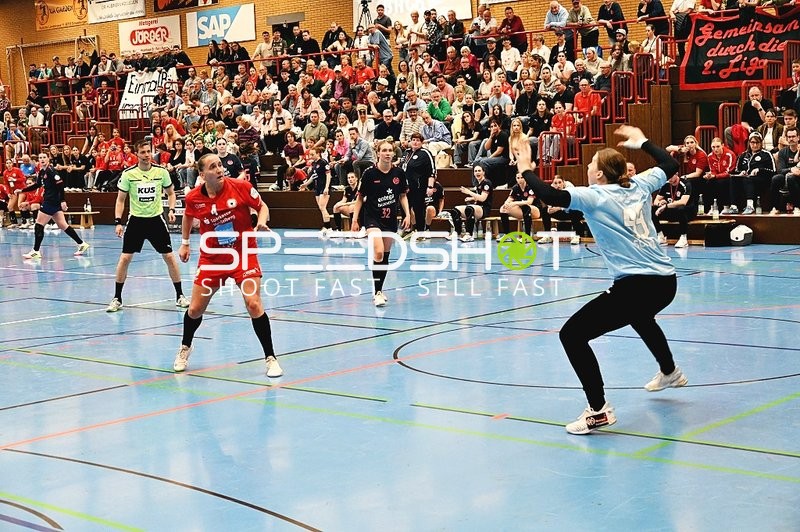Dynamischer Angriff im Handballspiel