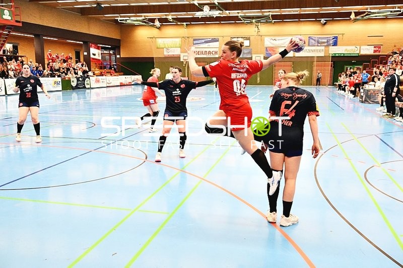 Sprungwurf von Spielerin der Kurpfalz Bären gegen Mainz 05