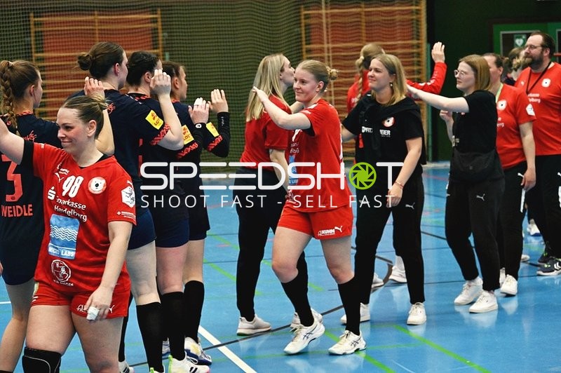 Spielerinnen klatschen ab