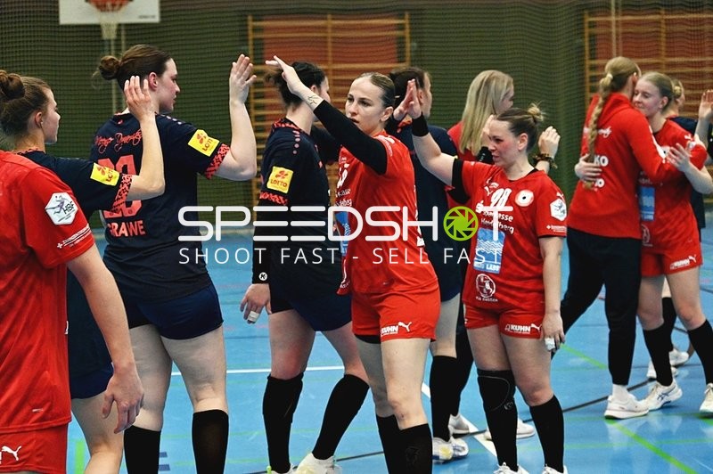 Spielerinnen begrüßen sich mit High-Five