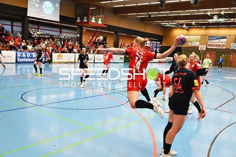 Spielerin der Kurpfalz Bären beim Wurf gegen Mainz 05