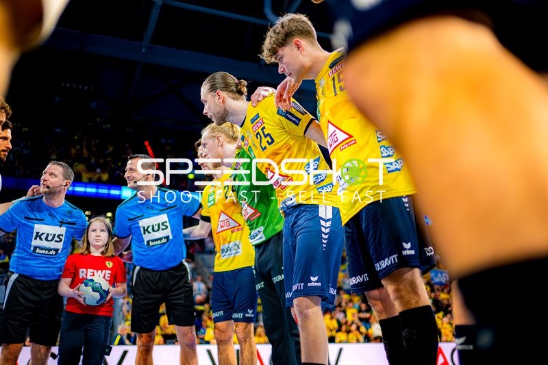 Spieler der Rhein Neckar Löwen im Huddle