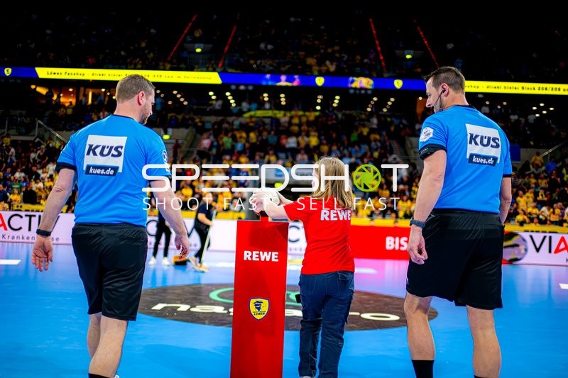 Einlauf der Schiedsrichter und des Kinderbetreuers