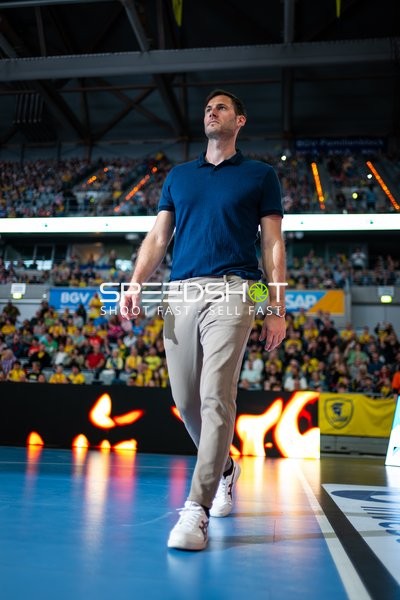 Trainer betritt Spielfläche