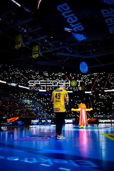 Spieler betritt die Arena im gleißenden Licht