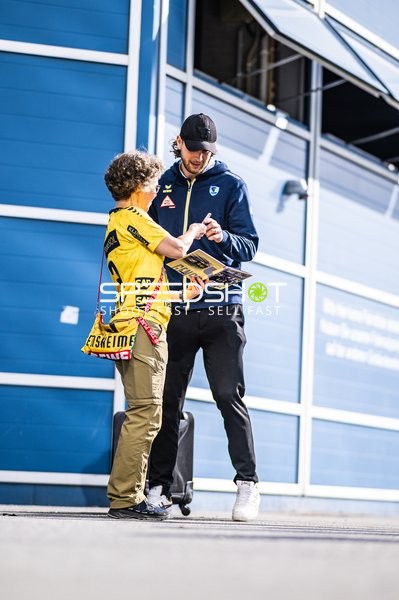 Spieler signiert Autogramm vor Spielbeginn